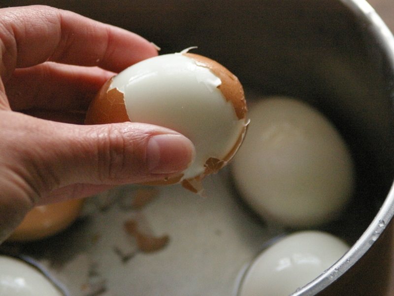 Як варити та чистити яйця, щоб вони не кришилися