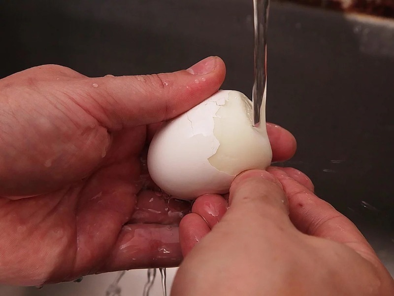 Як варити та чистити яйця, щоб вони не кришилися